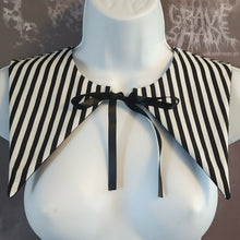 Load image into Gallery viewer, Striped Vellichor Removable Gothic Collar Accessory
