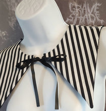 Load image into Gallery viewer, Striped Vellichor Removable Gothic Collar Accessory
